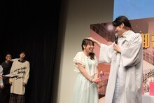 胸キュンシーンを披露する飯島寛騎（右）。