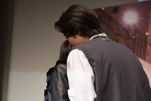 女性ファンの耳元でささやく磯村勇斗（右）。