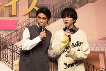 山本涼介を見つめる磯村勇斗（左）と稲葉友（右）。