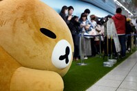 行列の先で待ち構える“史上最大のふわもふリラックマ”。