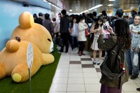 多くのファンに囲まれる“史上最大のふわもふリラックマ”。