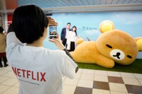 “史上最大のふわもふリラックマ”と記念撮影をする様子。