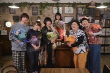 左から伊野尾慧、川栄李奈、余貴美子、松岡昌宏、平田敦子、しゅはまはるみ。