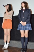 左から浅川梨奈、小宮有紗。
