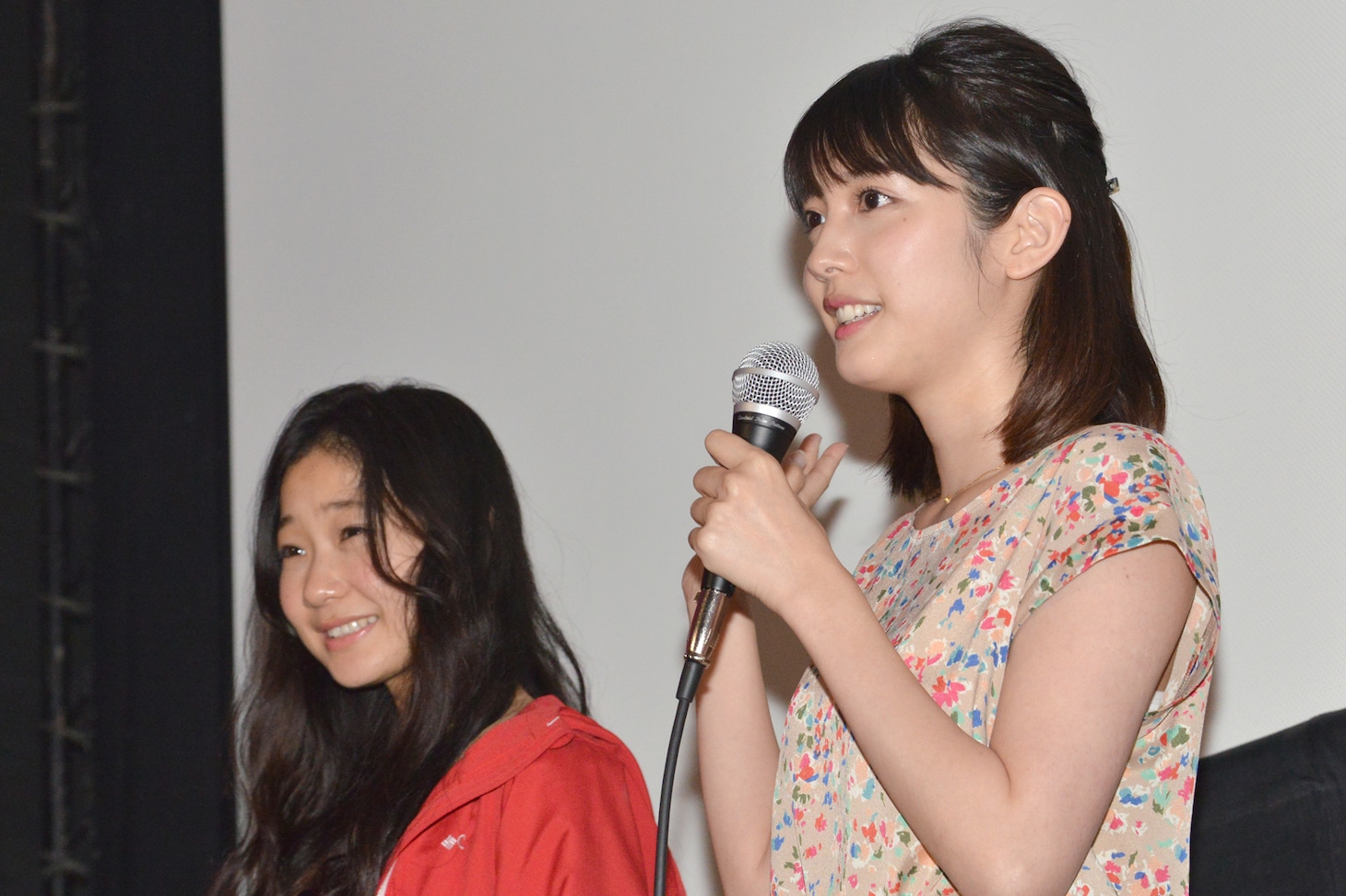 左からさいとうなり、松田るか。