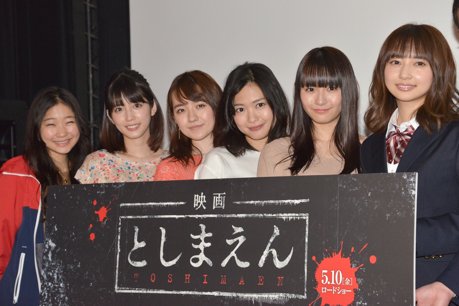 「映画 としまえん」先行上映会の様子。左からさいとうなり、松田るか、小島藤子、北原里英、浅川梨奈、小宮有紗。