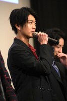 役になりきって挨拶する南圭介。