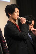 役になりきって挨拶する南圭介。