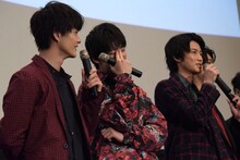 岐洲匠（右）の発言に苦笑する伊藤あさひ（中央）。