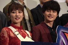 左から奥山かずさ、結木滉星。