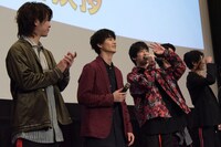 「『予告する、アンタのお宝頂くぜ！』って言う準備はオッキューですか？」と観客に問いかける伊藤あさひ（中央右）。