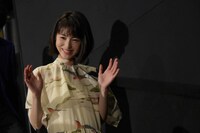 観客に手を振りながら入場する浜辺美波。