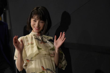 観客に手を振りながら入場する浜辺美波。