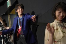 間違えた方向に歩く浜辺美波（右）と、必死に呼び戻す高杉真宙（左）。