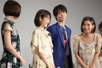 入場時の進路を間違えて照れる浜辺美波（中央左）と、フォローする登壇者たち。