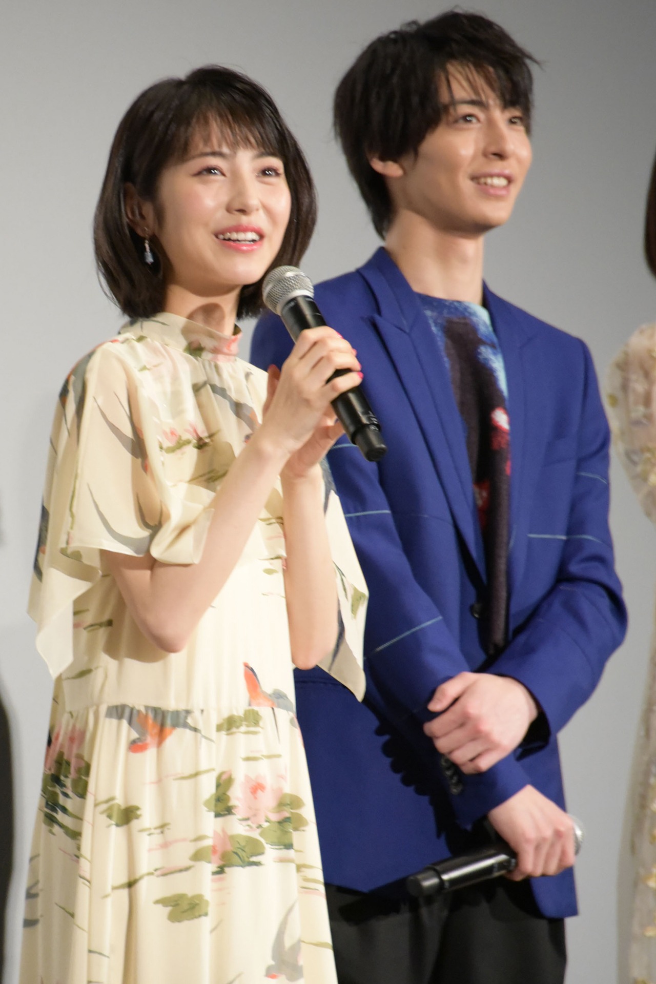 左から浜辺美波、高杉真宙。