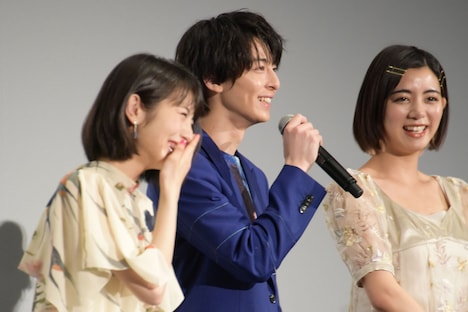 左から浜辺美波、高杉真宙、池田エライザ。