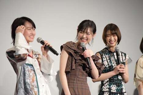 左から伊藤万理華、福原遥、森川葵。