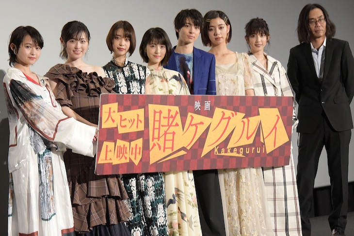 「映画 賭ケグルイ」初日舞台挨拶の様子。左から伊藤万理華、福原遥、森川葵、浜辺美波、高杉真宙、池田エライザ、松田るか、英勉監督。