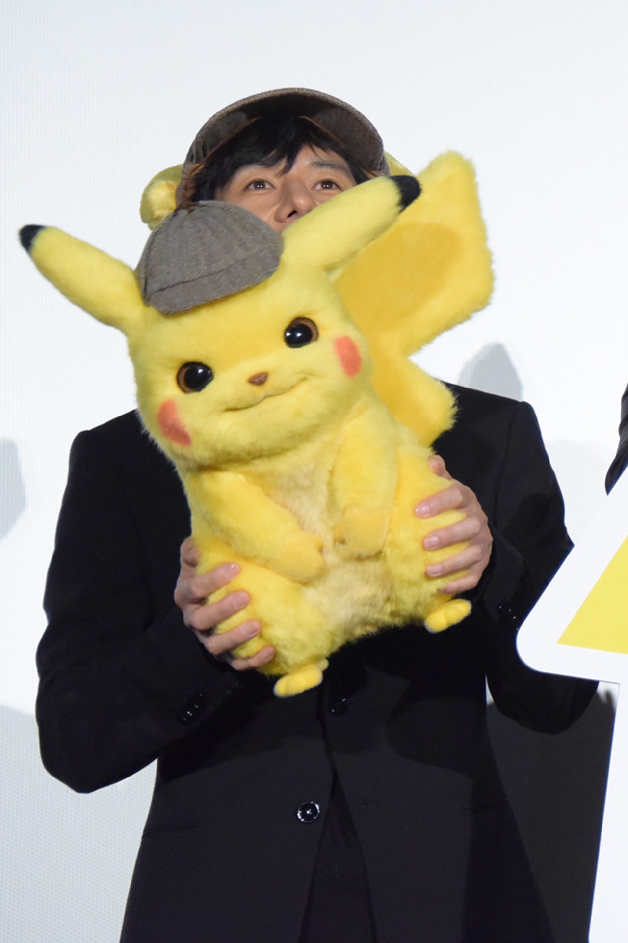 テレビカメラに向かってピカチュウを振る西島秀俊。