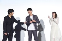 竹内涼真（中央）の筋肉を確かめる西島秀俊（左）。