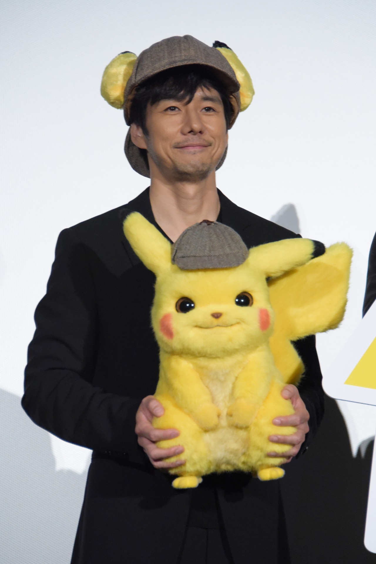 西島秀俊とピカチュウ。