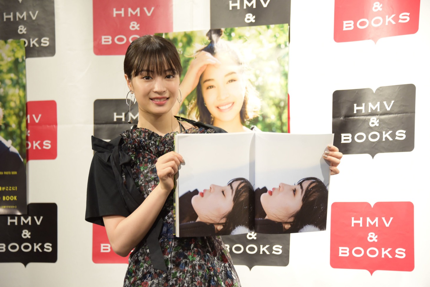 「『広瀬すず in なつぞら』PHOTO BOOK」のお気に入りカットを見せる広瀬すず。