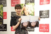 「『広瀬すず in なつぞら』PHOTO BOOK」のお気に入りカットを見せる広瀬すず。