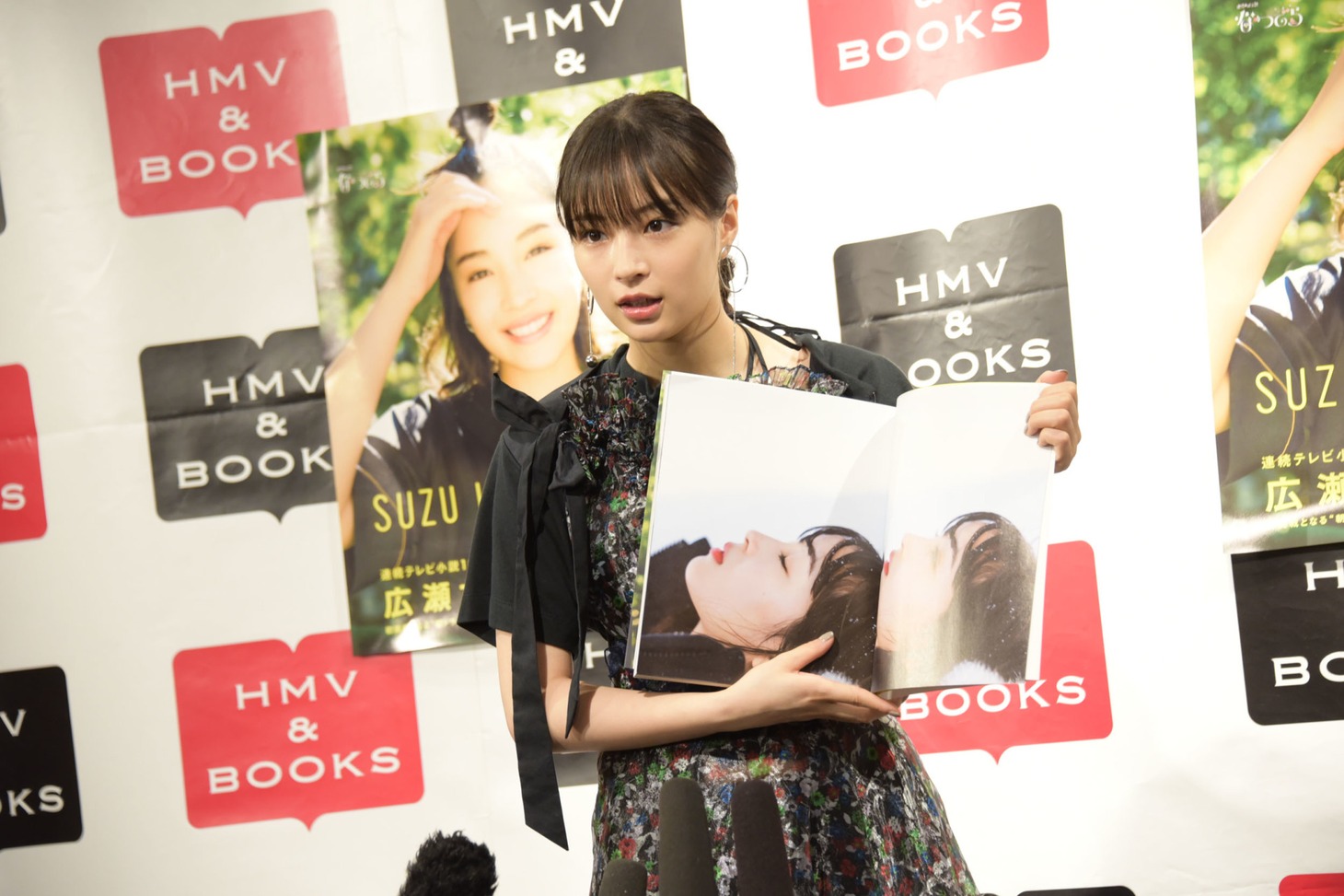 「『広瀬すず in なつぞら』PHOTO BOOK」のお気に入りカットについて説明する広瀬すず。