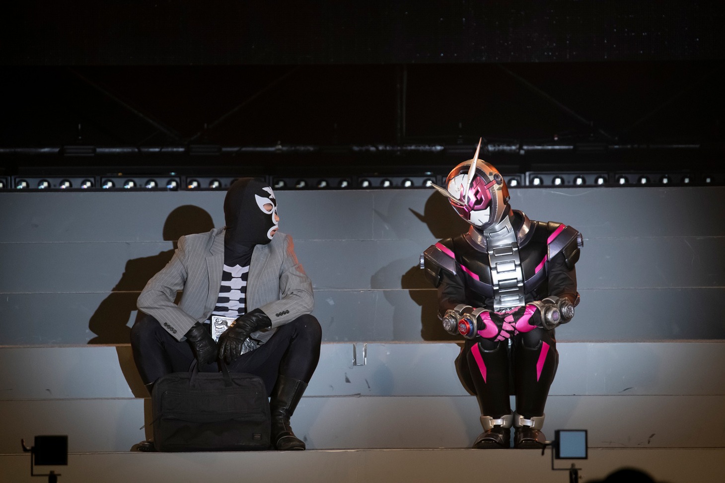 5月3日に開催された「仮面ライダージオウ スペシャルイベント 魔王の宴」より、スペシャルショーの様子。左からショッカー戦闘員、5月病になった仮面ライダージオウ。