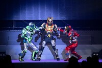 5月3日に開催された「仮面ライダージオウ スペシャルイベント 魔王の宴」より、スペシャルショーの様子。左から仮面ライダーウォズ、仮面ライダーキカイ、仮面ライダーゲイツ。