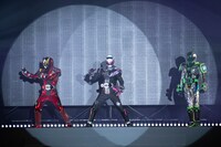 5月3日に開催された「仮面ライダージオウ スペシャルイベント 魔王の宴」より、スペシャルショーの様子。左から仮面ライダーゲイツ、仮面ライダージオウ、仮面ライダーウォズ。