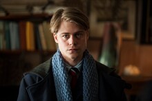 「僕たちは希望という名の列車に乗った」より、トム・グラメンツ演じるクルト。