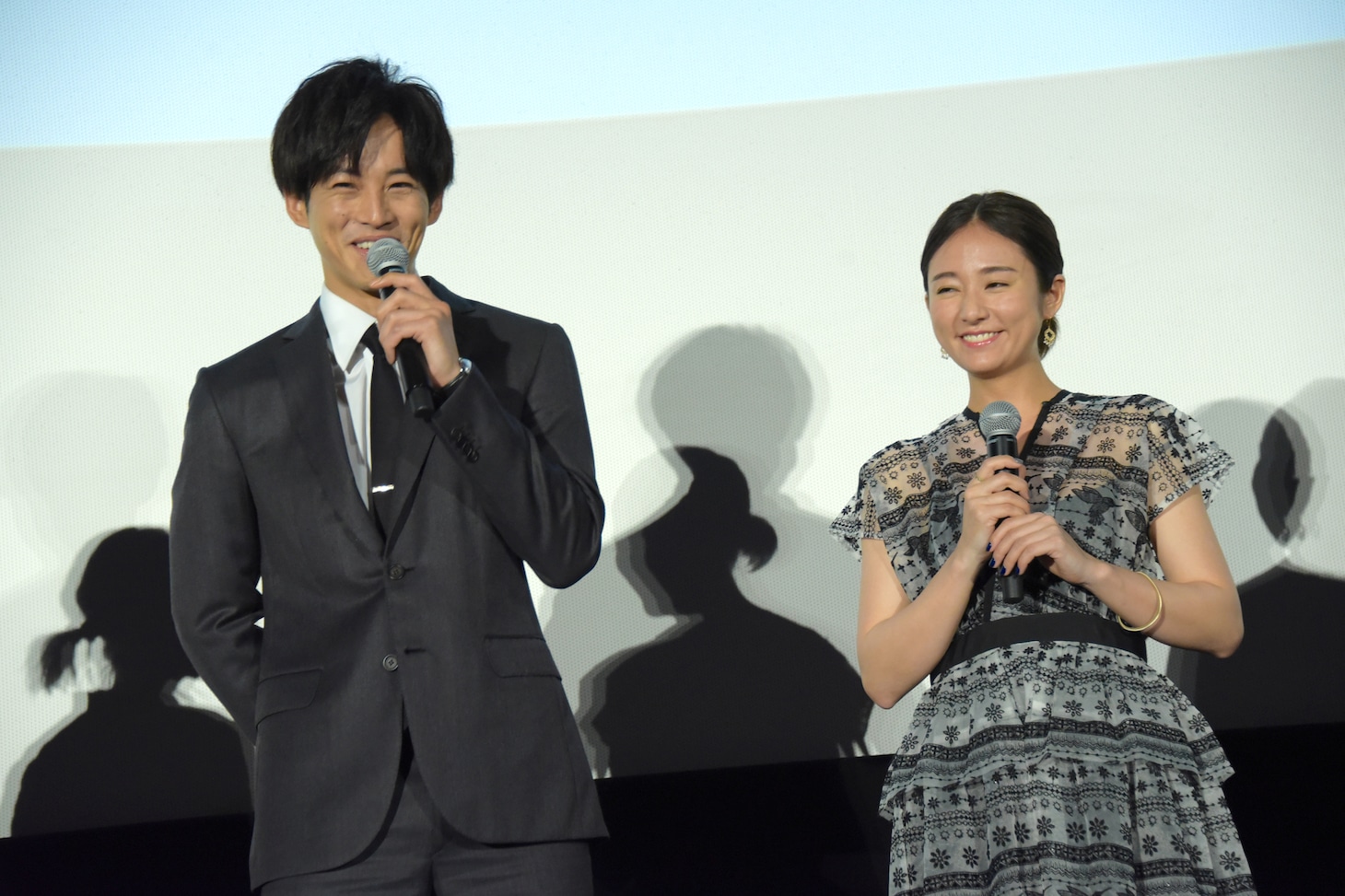 左から松坂桃李、木村文乃。