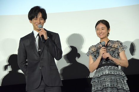 左から松坂桃李、木村文乃。