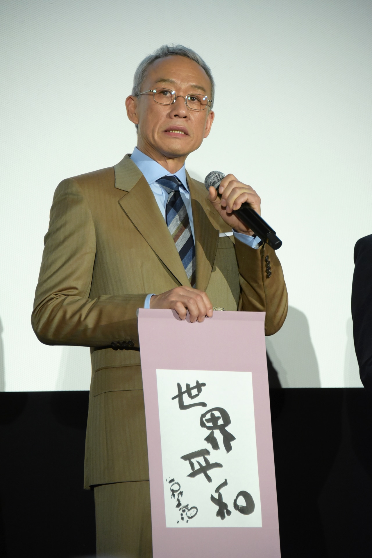 令和元年の抱負を「世界平和」と発表した西村まさ彦。