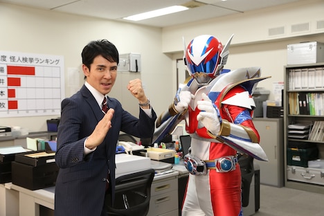 左から郷ひろみ、レッドライガー。