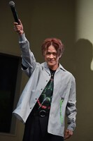 会場を盛り上げる岩谷翔吾。