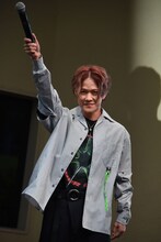 会場を盛り上げる岩谷翔吾。