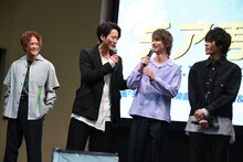 劇中のセリフを再現する浅香航大（中央左）と横浜流星（中央右）。