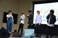 「寒くないの？」と心配される小平大智（左端）。