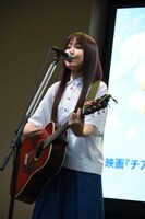 主題歌を歌唱する阿部真央。