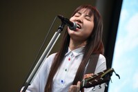 主題歌を歌唱する阿部真央。