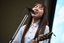 主題歌を歌唱する阿部真央。