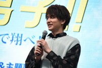 阿部真央の歌に感激する瀬戸利樹。