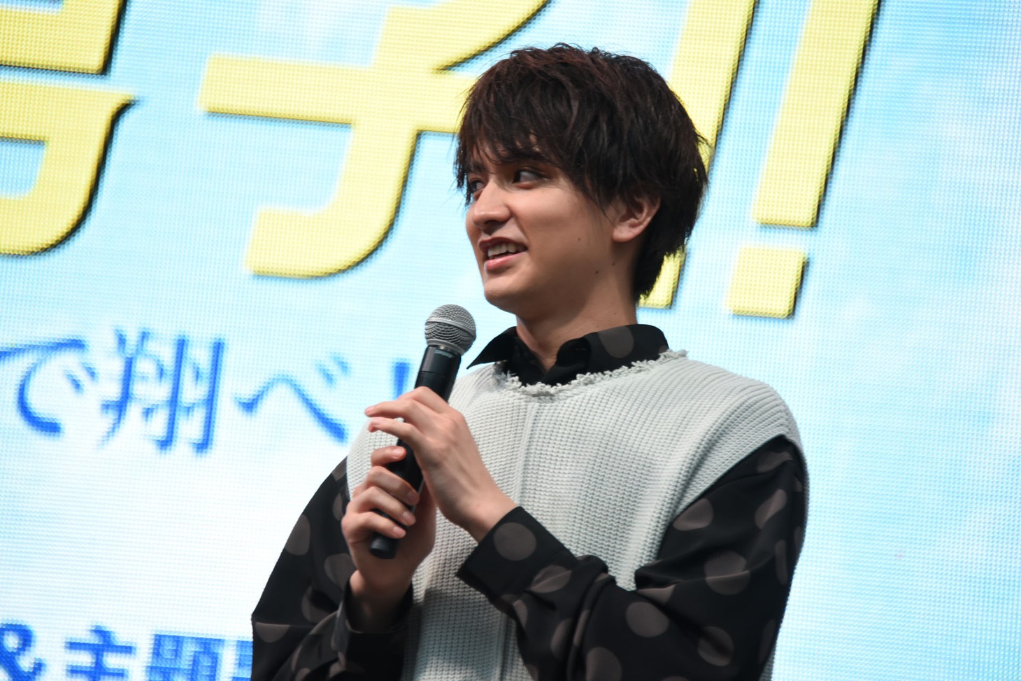 阿部真央の歌に感激する瀬戸利樹。