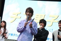 「全員で飛ばせ！ ヒット祈願チャレンジ」に挑戦する横浜流星。