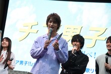 「全員で飛ばせ！ ヒット祈願チャレンジ」に挑戦する横浜流星。