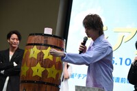 樽にナイフを刺す横浜流星。