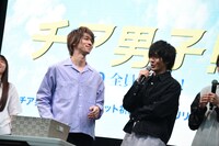 「全員で飛ばせ！ ヒット祈願チャレンジ」に挑戦するキャストたち。